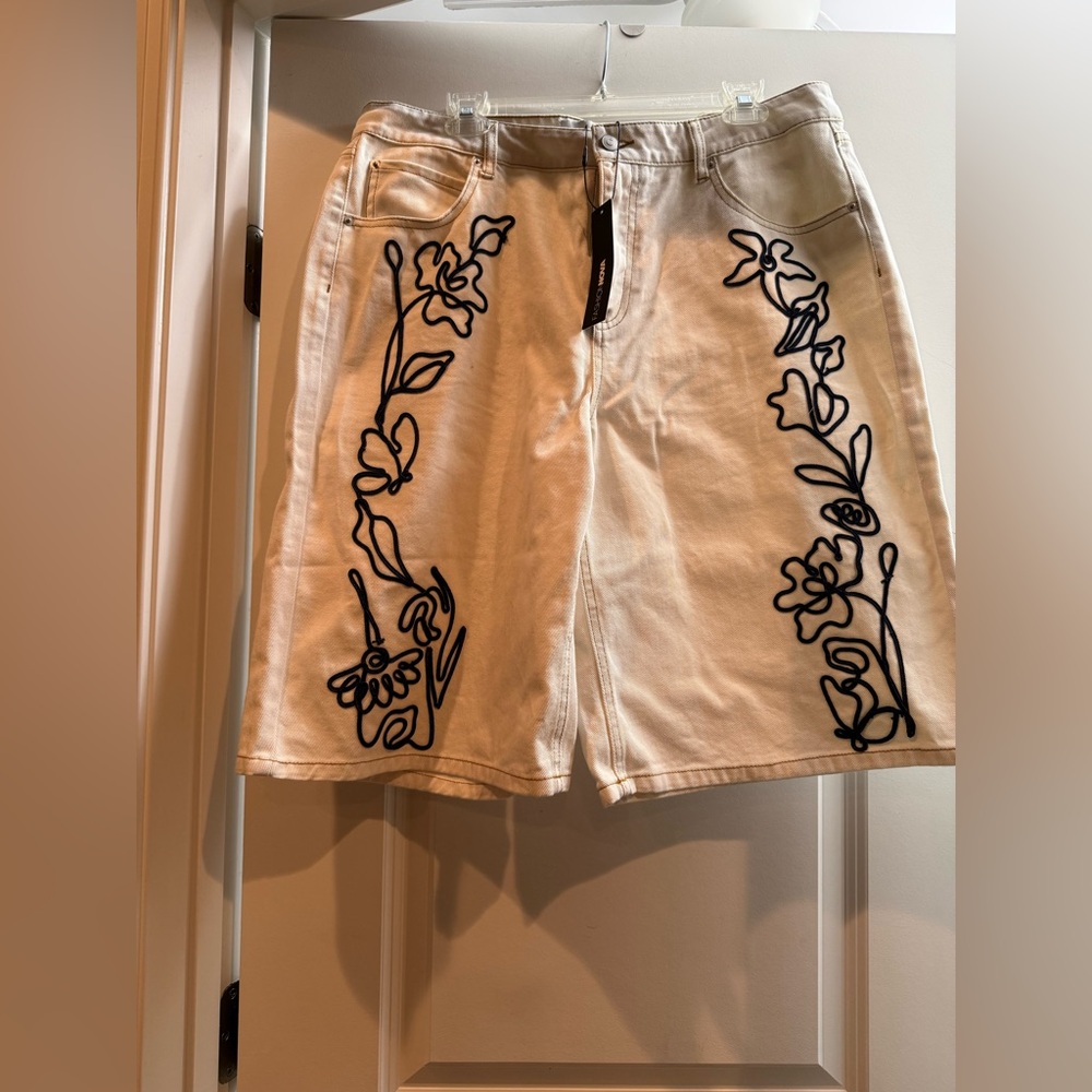 Floral Embroidered Women's Shorts